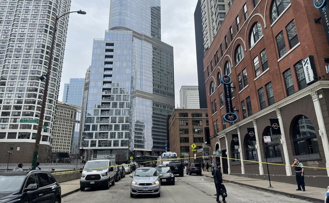 Una mujer presuntamente armada se encuentra en el piso 26 de la torre Trump en Chicago. Foto: Twitter @RochexRB27