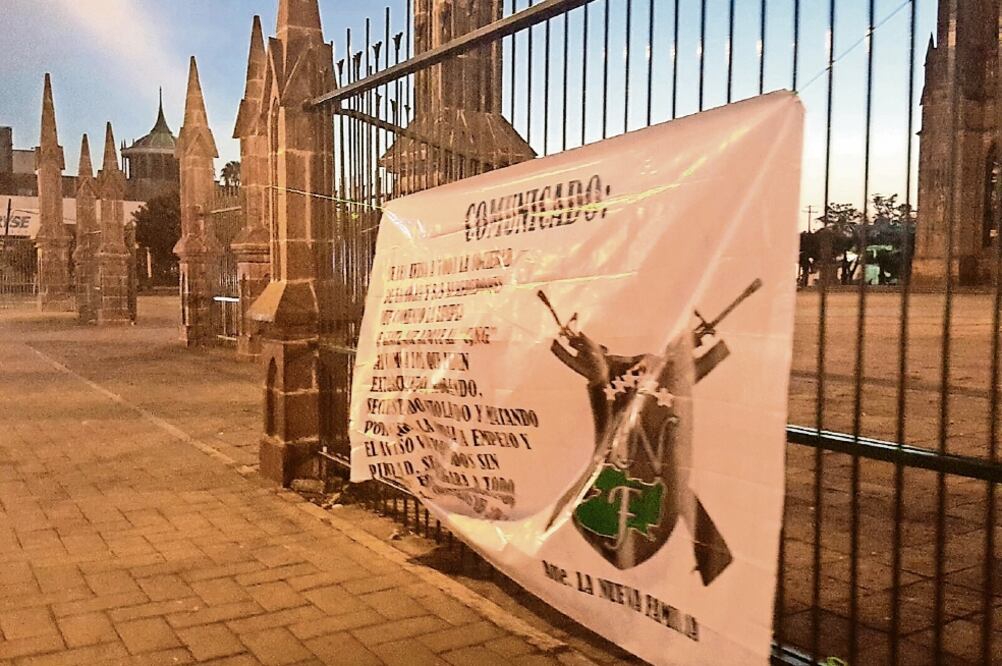 Uno de los mensajes fue atado a los barrotes de una iglesia. Los escritos fueron localizados en Zamora, Jacona y Santiago Tangamandapio (ESPECIAL)