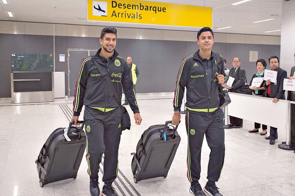 Eduardo Herrera y Alfredo Talavera, a su llegada al AICM (ETZEL ESPINOSA. IMAGO7)