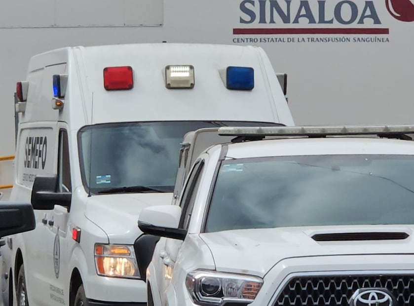 Fiscalía de Sinaloa investiga homicidio en estacionamiento frente a Hospital Pediátrico; víctima habría recibido varios impactos de bala.
Foto: Especial.