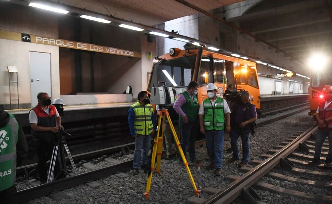 Trabajadores realizan la inspección en la estación Parque de los Venados de la Línea 12. Hasta el momento no han encontrado vulnerabilidades, dijo la Sobse. Fotos: Armando Martínez/ El Universal.