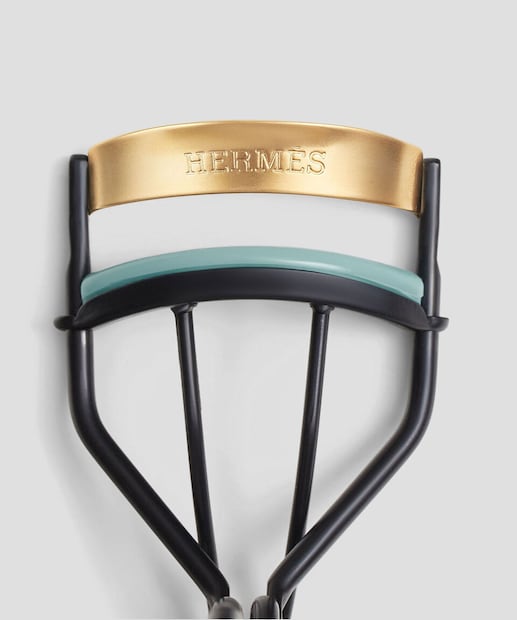Aprende a usar un enchinador correctamente para no romper tus pestañas: Foto: Hermès