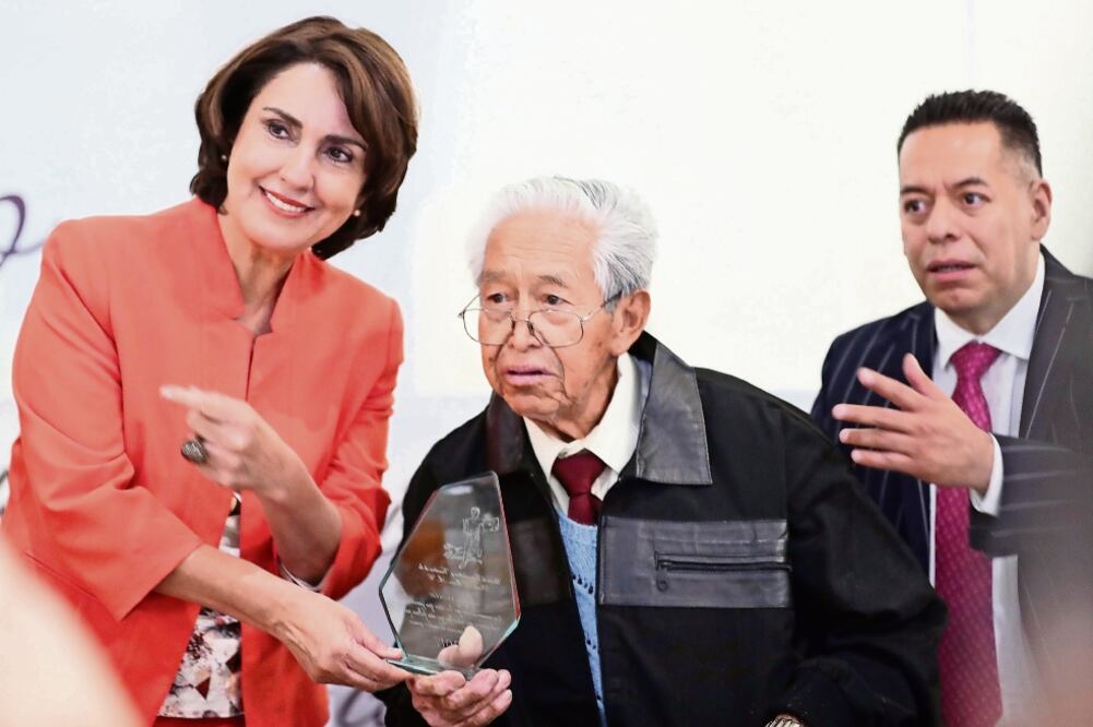 Mercado y el secretario general de la unión, Marco Antonio Reyes Díaz, entregaron reconocimientos a los trabajadores con más años de labor. Foto: Ariel Ojeda/El Universal
