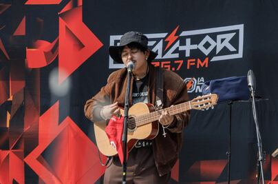 Macario Martínez da su primer show frente a la avenida donde era trabajador de limpieza