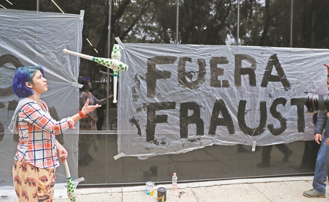 Integrantes de la comunidad artística protestaron hace una semana frente a las oficinas de la Secretaría de Cultura. Foto: ARCHIVO EL UNIVERSAL