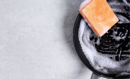 Cómo eliminar grasa de un sartén con un solo ingrediente de cocina y un "chorrito" de agua