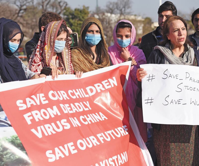 Familiares de estudiantes de Paquistán que están en Wuhan demandan al gobierno repatriarlos. Foto: T. MUGHAL. EFE