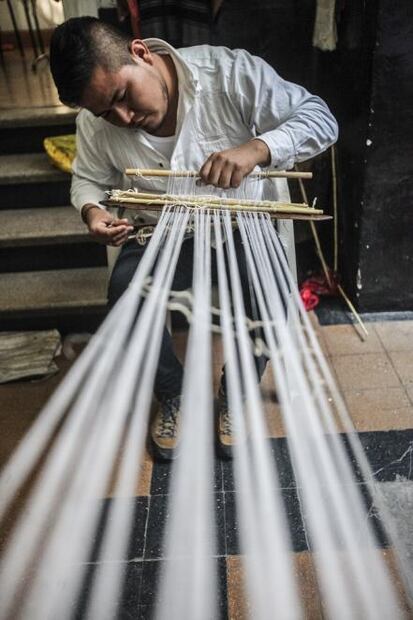 Hombres que destejen prejuicios