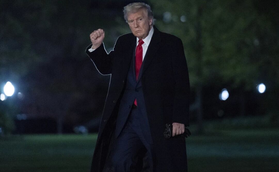 El presidente Donald Trump hace un gesto a los periodistas mientras camina por el jardín sur de la Casa Blanca en Washington, el domingo 13 de abril de 2025. Foto: AP