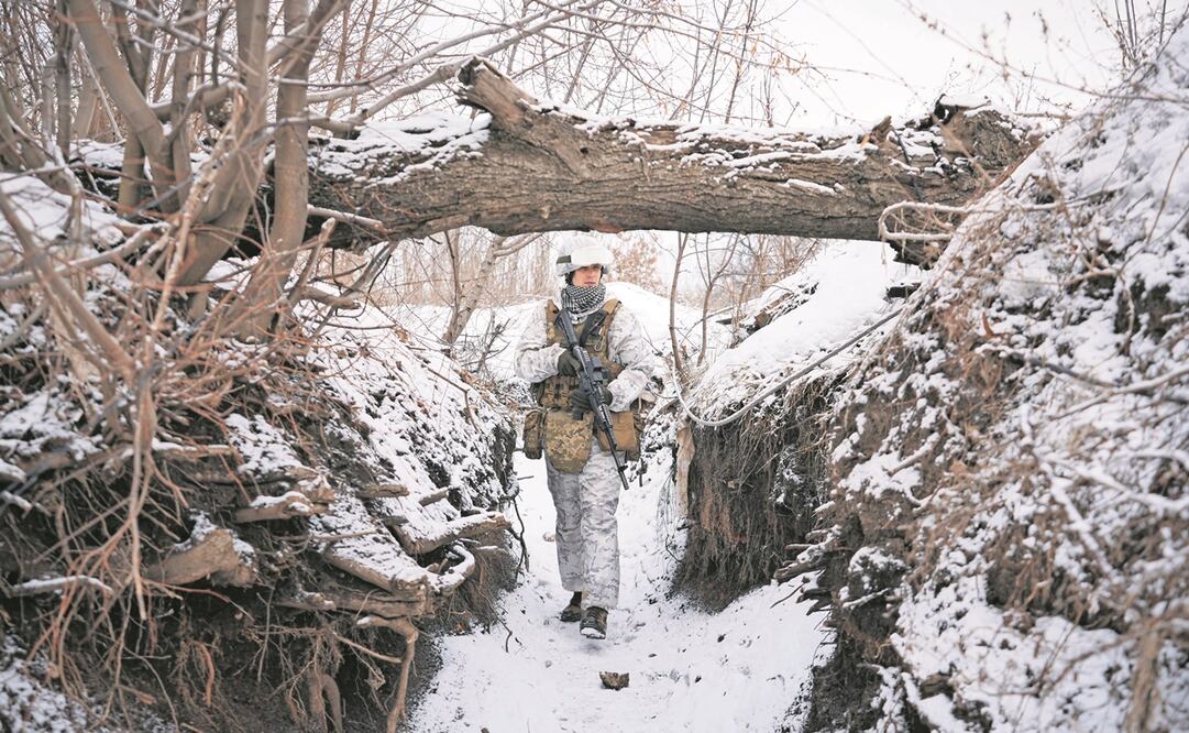 Un militar ucraniano patrulla una trinchera en una posición de primera línea a las afueras de Avdiivka, región de Donetsk. Foto: Vadim Ghirda. AP