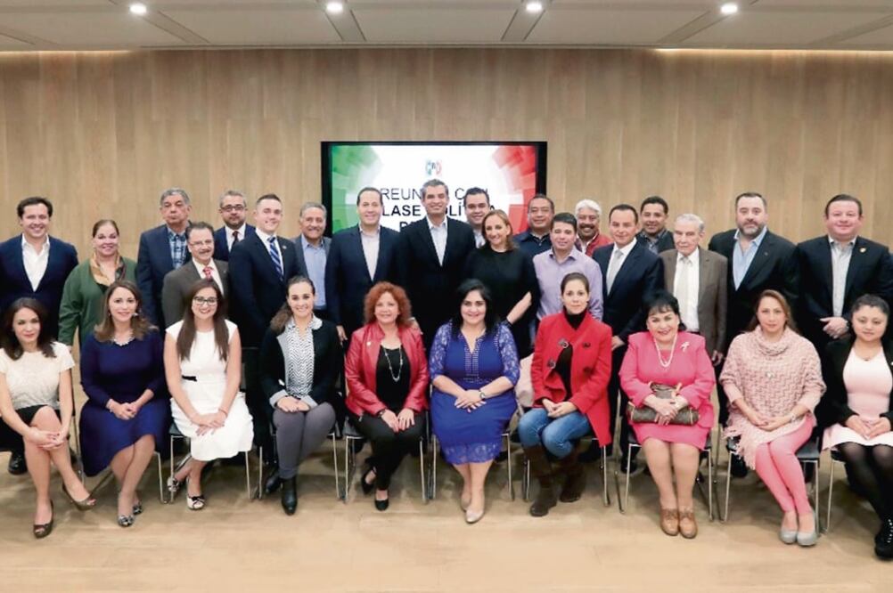 En reunión con la clase política del PRI-CDMX, a la que asistieron diputados locales, federales y ex dirigentes, Enrique Ochoa Reza respaldó a Eruviel Ávila. (ESPECIAL)