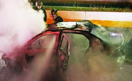 Auto se incendia en Periférico; conductor alcanza a salir y se salva
