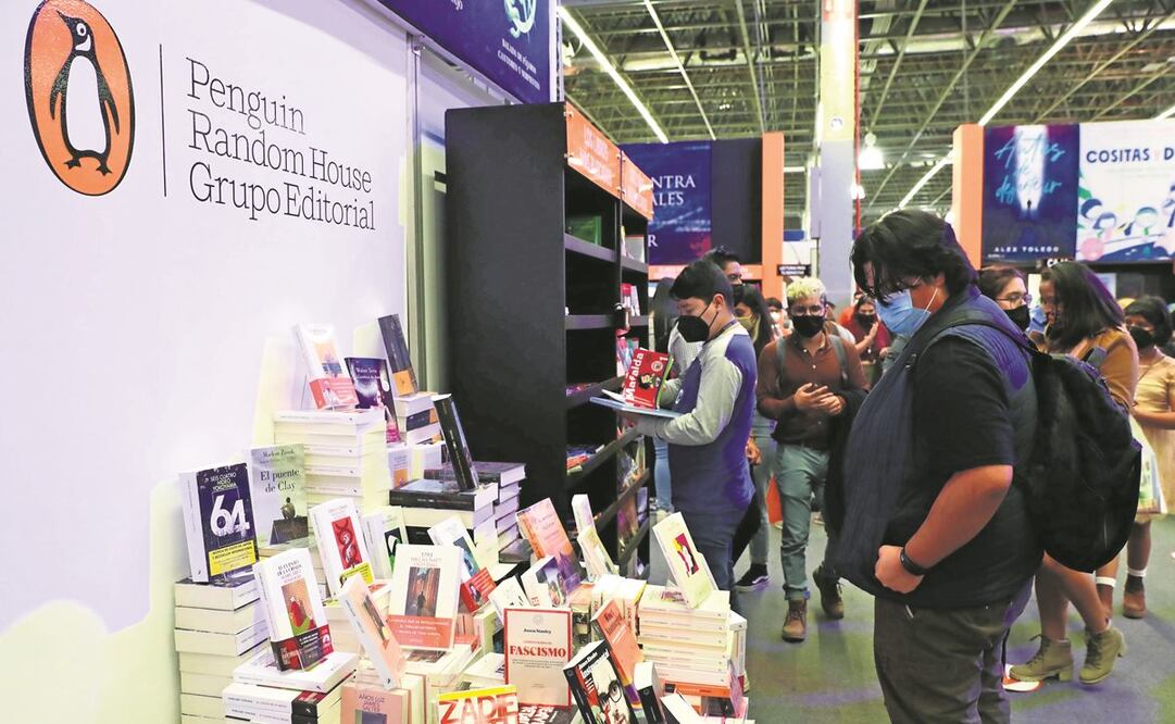Visitantes a la 35 Feria Internacional del Libro de Guadalajara miran las ofertas que tiene el stand de Penguin Random House. Foto: Juan Boites. El Universal