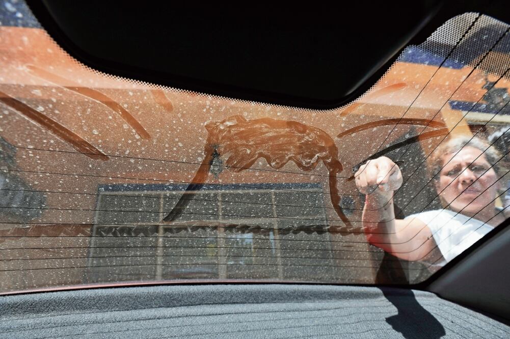 Autoridades alertan que la ceniza es corrosiva, por lo que debe retirarse de inmediato de los vehículos (ARMANDO MONROY. EL UNIVERSAL)