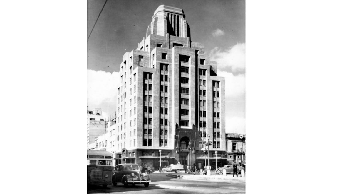 Vintage photograph of the SEARS building, located across the street from the Palace of Fine Arts in Mexico City's historic downtown (Photo: Archives/EL UNIVERSAL)