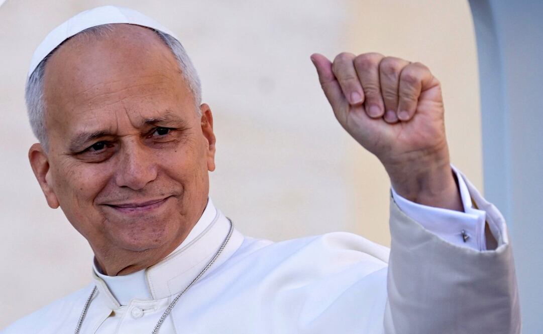 El papa León XIV hace un gesto durante su audiencia general semanal en la Plaza de San Pedro, Ciudad del Vaticano, el 26 de noviembre de 2025. Foto: EFE