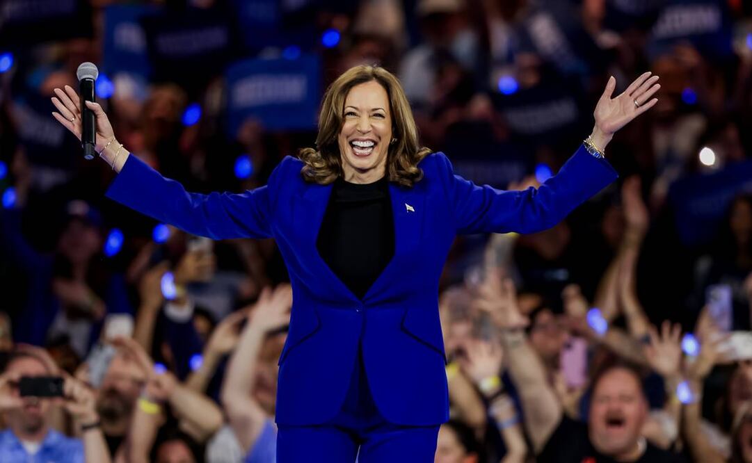 La candidata presidencial demócrata a la vicepresidenta estadounidense, Kamala Harris, participa en un mitin de campaña en el Fiserv Arena de Milwaukee. Foto: EFE