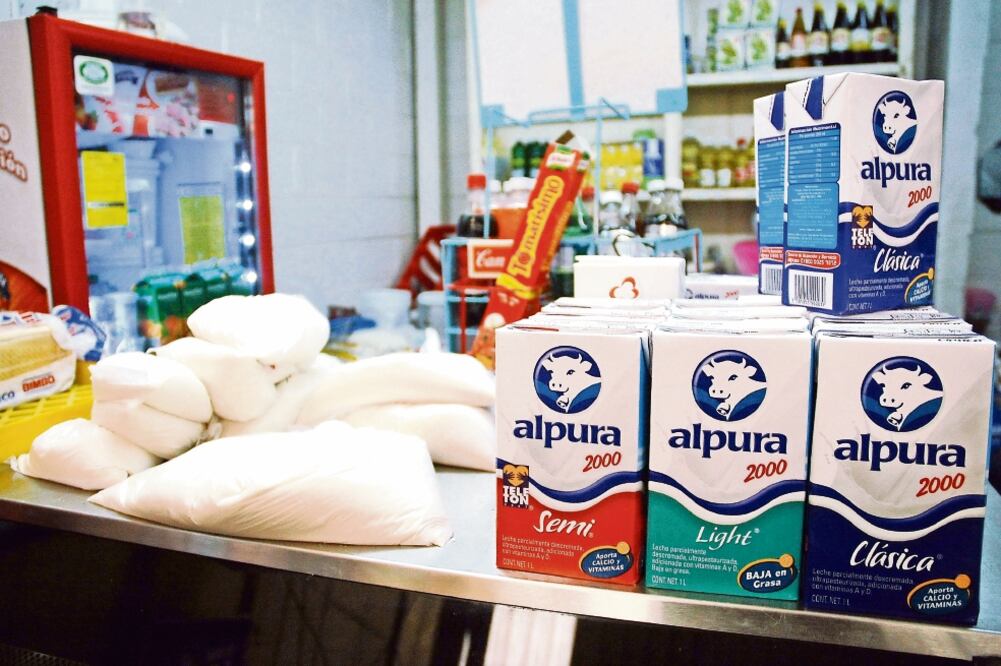 La Ley del IEPS establece que en la venta de bebidas saborizadas que contengan azúcares añadidos se aplicará una cuota de un peso por litro (ARCHIVO EL UNIVERSAL)