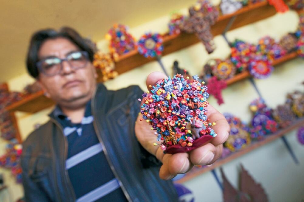 Los árboles de la vida, esculturas que pueden medir hasta dos metros de alto, son “empequeñecidas” a 7 centímetros por los hermanos Hernández Sánchez, quienes no tomaron ningún curso para realizar su trabajo. Foto: JORGE ALVARADO. EL UNIVERSAL