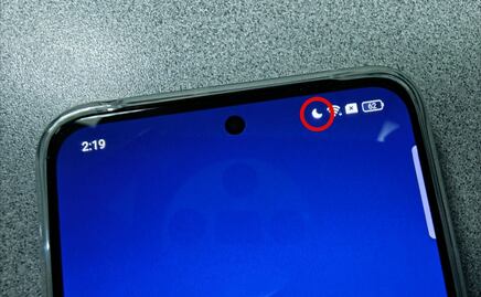 ¿Qué significa el ícono de media luna de la pantalla del celular?