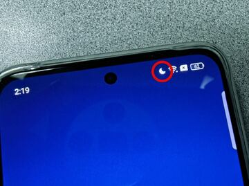 ¿Qué significa el ícono de media luna de la pantalla del celular?