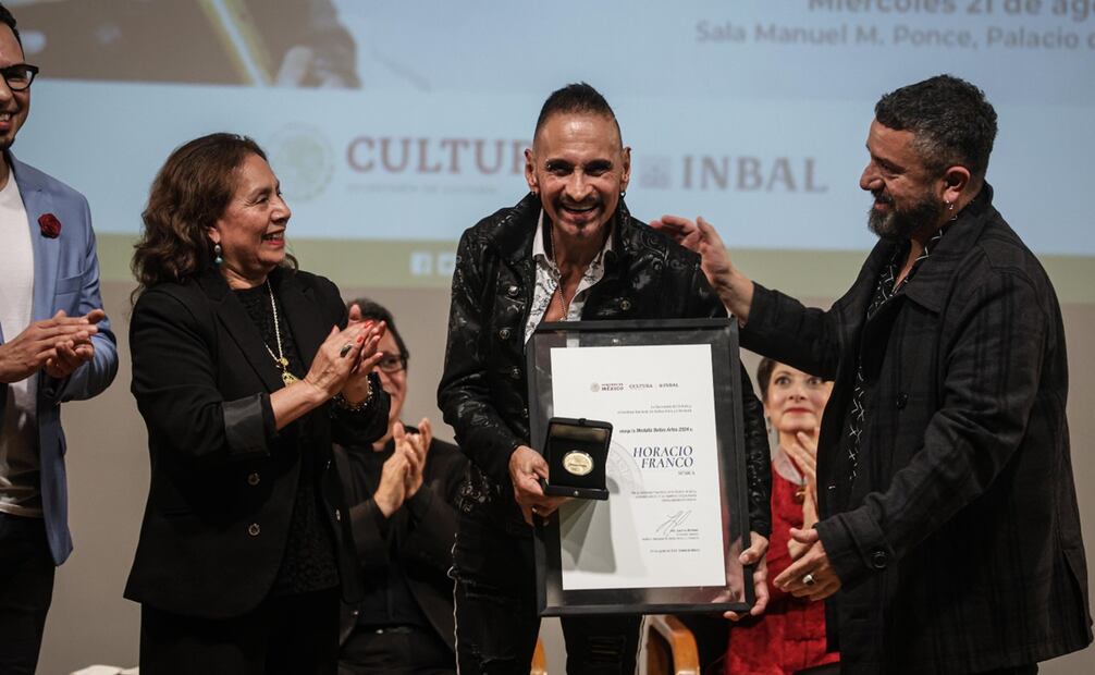 Horacio Franco recibe medalla de Bellas Artes por su trayectoria musical. Fotos: Gabriel Pano/El Universal.