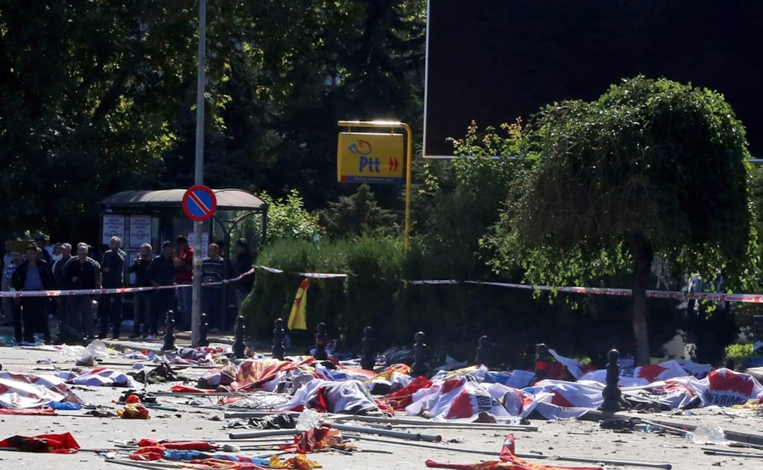 Los cuerpos de las víctimas fueron cubiertos con las banderas y pancartas que portaban en una marcha por la paz (Foto: EFE)