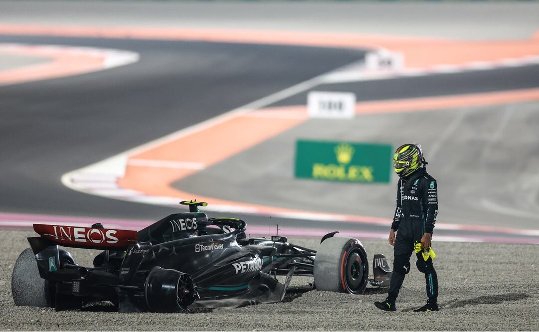 Lewis Hamilton, tras chocar durante la carrera del Gran Premio de Qatar - Foto: EFE