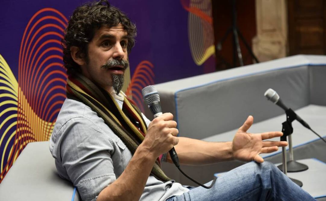 Sánchez interpreta a un juglar y utiliza toda la variedad de recursos que el personaje le permite para hablar sobre la violencia de manera divertida y entretenida sin perder de vista la seriedad del asunto. FOTO: FIC 2015.