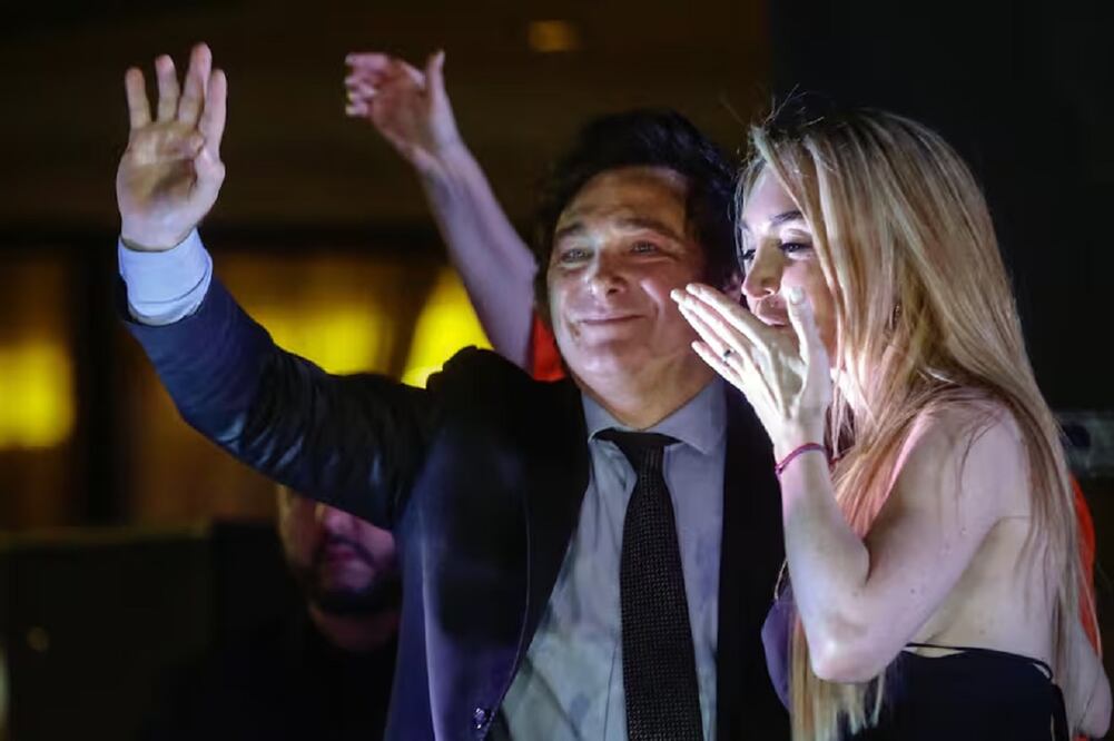 Javier Milei, y Fátima Florez, saludan después de ganar la segunda vuelta de las elecciones presidenciales, argentinas, el 19 de noviembre de 2023. FOTO: AFP