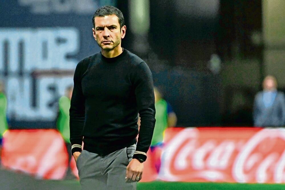 Lozano, junto con su cuerpo técnico, arribó por la tarde a la ciudad texana. Foto: Imago7