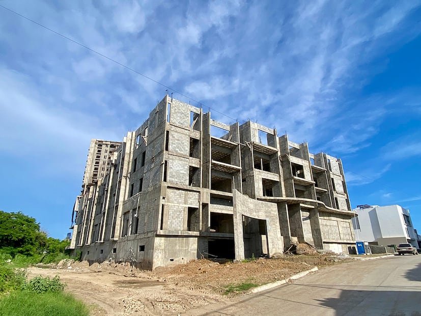 A finales de diciembre de 2025, la torre Sunset Sábalo se observaba en obra negra. Crédito: Valente Rosas.