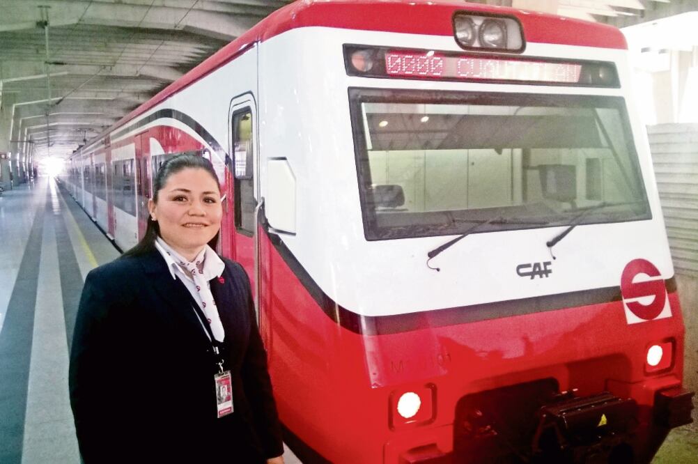 Eloísa Sierra García es una de las cuatro conductoras del Tren Suburbano desde hace un año. Para ello se capacitó durante seis meses, en teoría y práctica. Hizo viajes sin usuarios y exámenes médicos, sicológicos y los de la SCyT (JUAN M. BARERA)