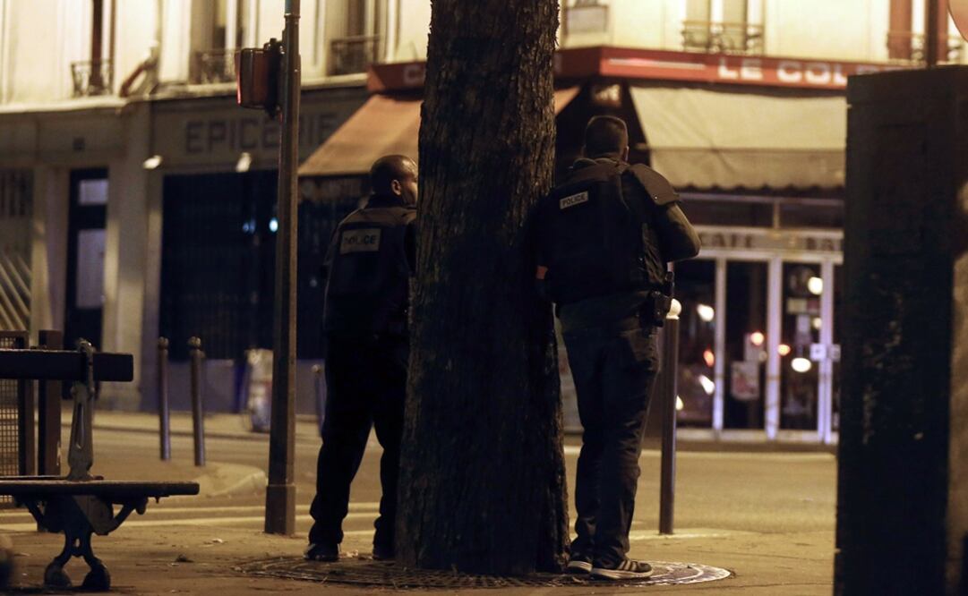 Policías franceses se mantienen en las calles en espera de cualquirr intervención. /EFE