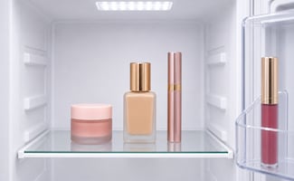 Qué productos de maquillaje se deben meter al refrigerador 