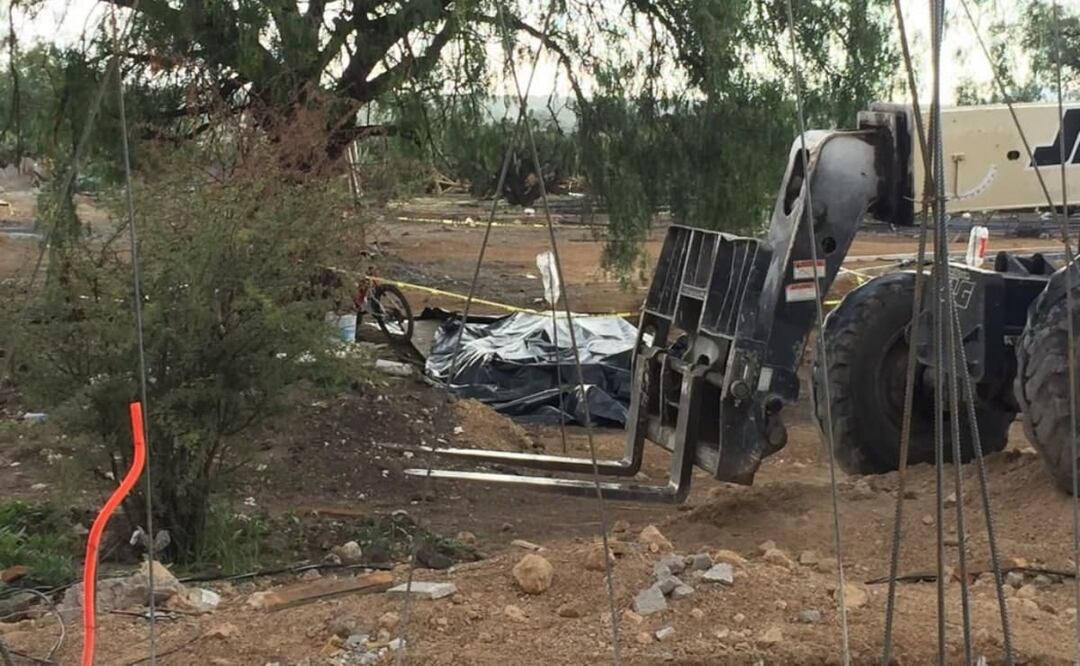 Los vecinos comentaron que aún no llovía cuando se escuchó un fuerte estruendo en el área donde se realiza la edificación de casas. Foto: Especial