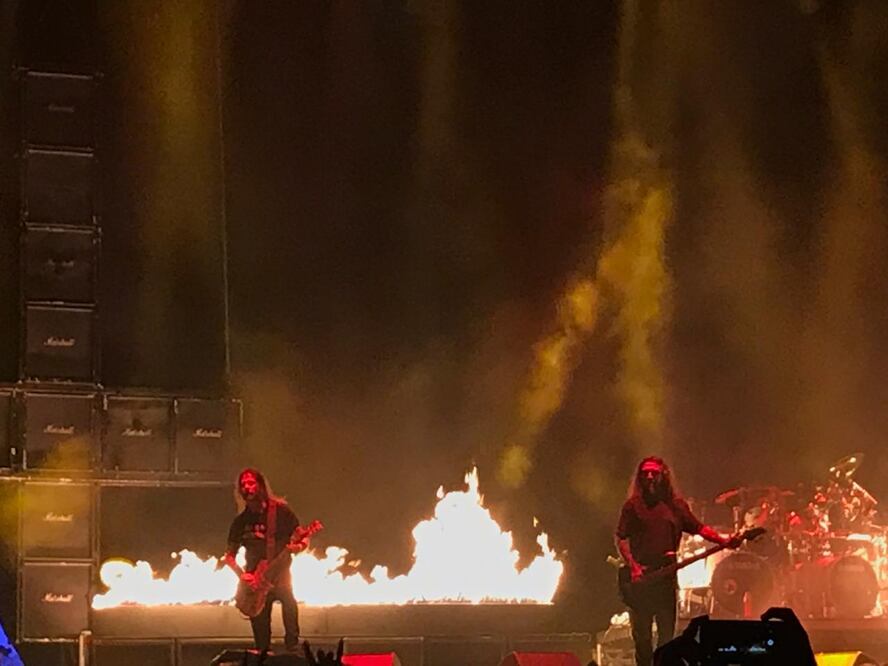 Como parte de la presentación de Slayer, se colocaron cruces invertidas armadas con amplificadores (RENATA SÁNCHEZ. EL UNIVERSAL)