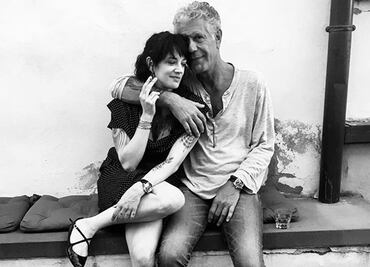 Asia Argento dedica mensaje a su novio Anthony Bourdain