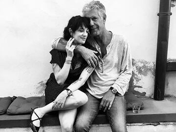 Asia Argento dedica mensaje a su novio Anthony Bourdain
