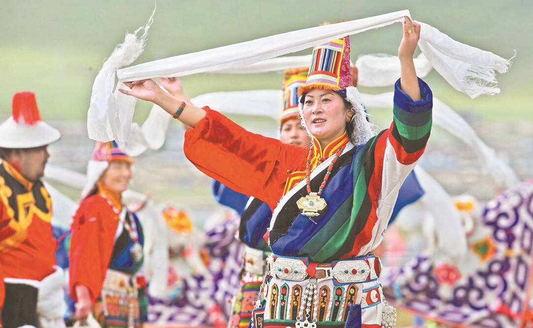 Vestida con trajes tradicionales, la gente de Damxung, en la Región Autónoma del Tíbet, al suroeste de la República Popular China, baila durante un festival. Foto: Tao Xiyi/XINHUA