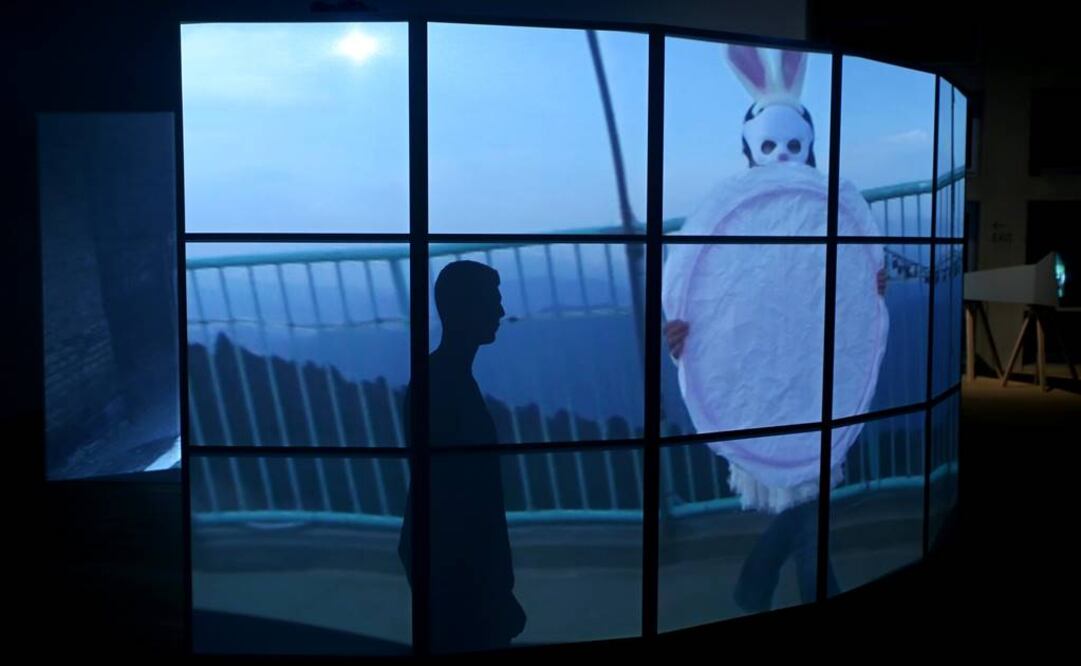 Un visitante observa la instalación: "Double Lunar Rabbit", de Jonas, en la Tate Modern. FOTO: Reuters.