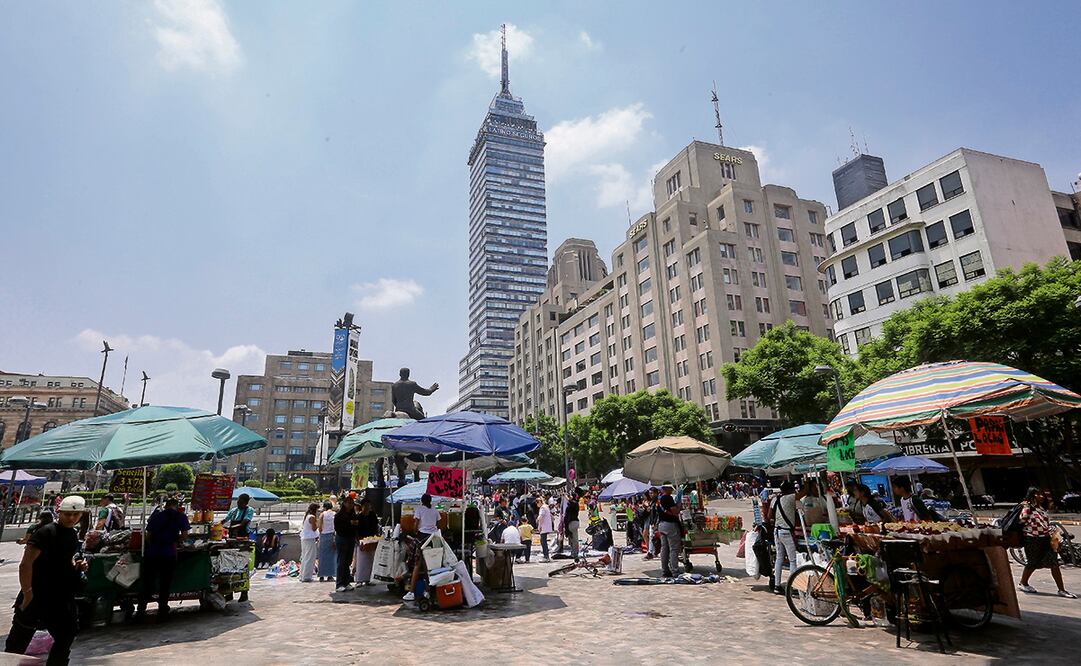 Luego de que EL UNIVERSAL realizó durante dos fines de semana consecutivos recorridos por la Alameda Central, se constató que los comerciantes ambulantes se han extendido desde el Hemiciclo a Juárez hasta Bellas Artes. Foto: Luis Camacho | EL Universal