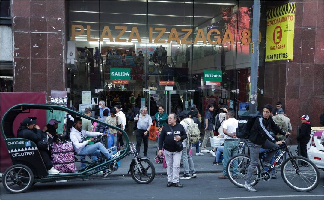 Tras operativo en Izazaga, locales siguen funcionando; comerciantes temen perder mercancía. Foto: Carlos Mejía/EL UNIVERSAL