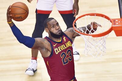 LeBron da primer golpe