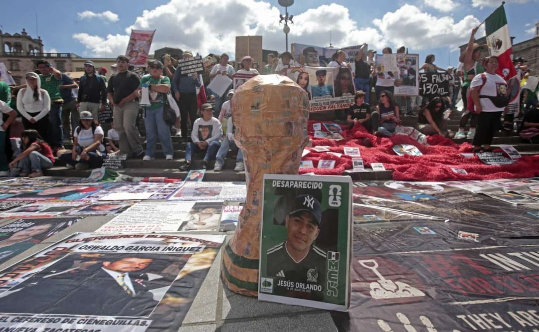 Colectivos de búsqueda se manifiestan en Guadalajara; conviven con aficionados del partido.
Foto: FERNANDO CARRANZA GARCIA / CUARTOSCURO.COM