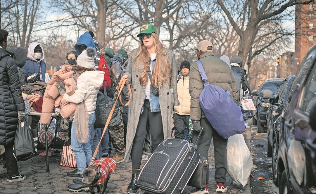 Migrantes reciben ropa de grupos de ayuda en NY. Foto: Andres Kudacki / AP