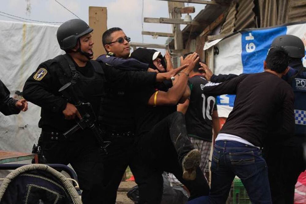Alrededor de 120 personas que se disputaban el predio "La Poblanita", el cual abarca cerca de dos hectáreas y está localizado en la esquina de las calles Benito Juárez y Nochebuena, en la colonia El Paraíso, delegación Tláhuac, fueron arrestadas. Foto Cuartoscuro