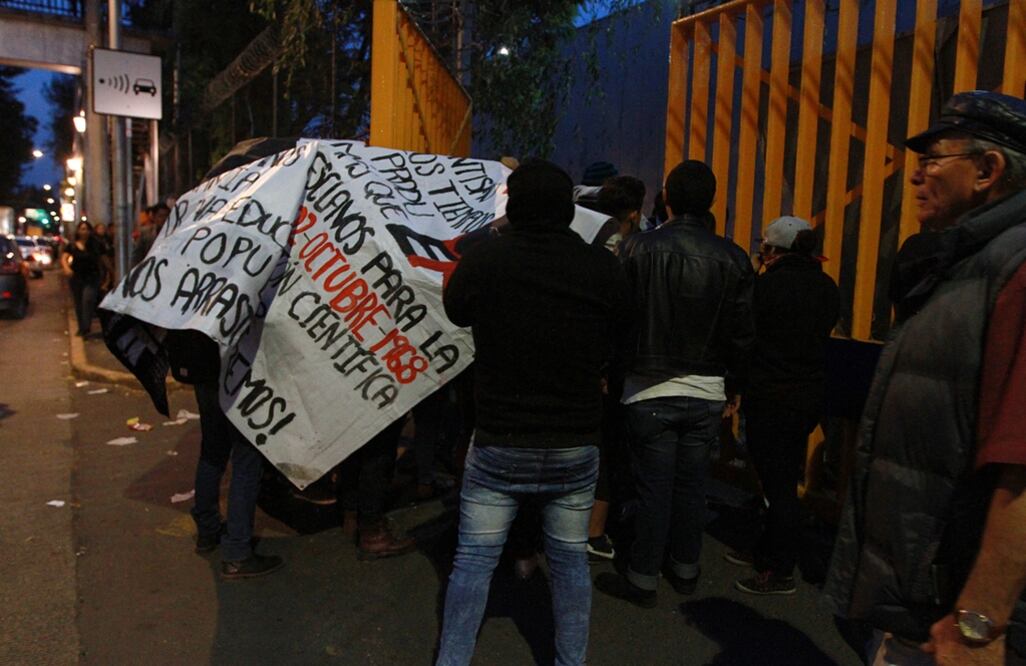Presuntos alumnos rompieron un candado que aseguraba la puerta de la Escuela Nacional Preparatoria 2, Erasmo Castellanos Quinto. Foto: Notimex
