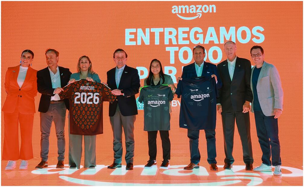 Ivar Sisniega, Mikel Arriola, Mariana Gutiérrez y Charlyn Corral posan junto al equipo de Amazon México | FOTO: Cortesía