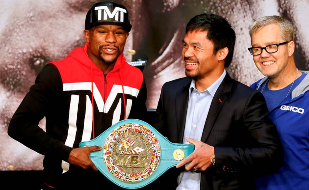 Mayweather y Pacquiao sostienen el Cinturón Esmeralda de la CMB. Ramón Romero